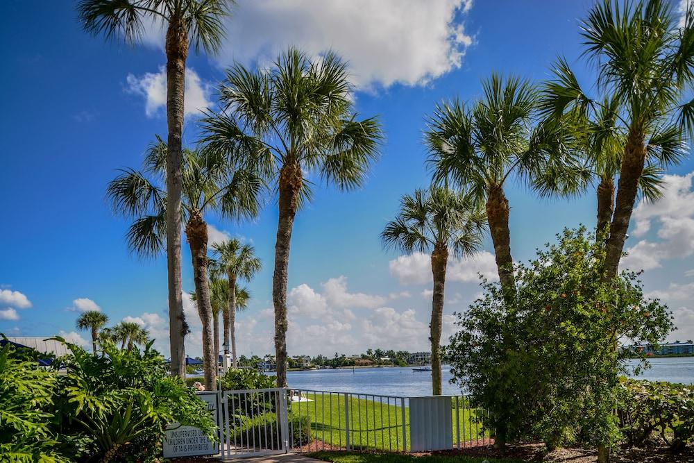 Hilton Vacation Club Charter Club Naples Bay photo 23
