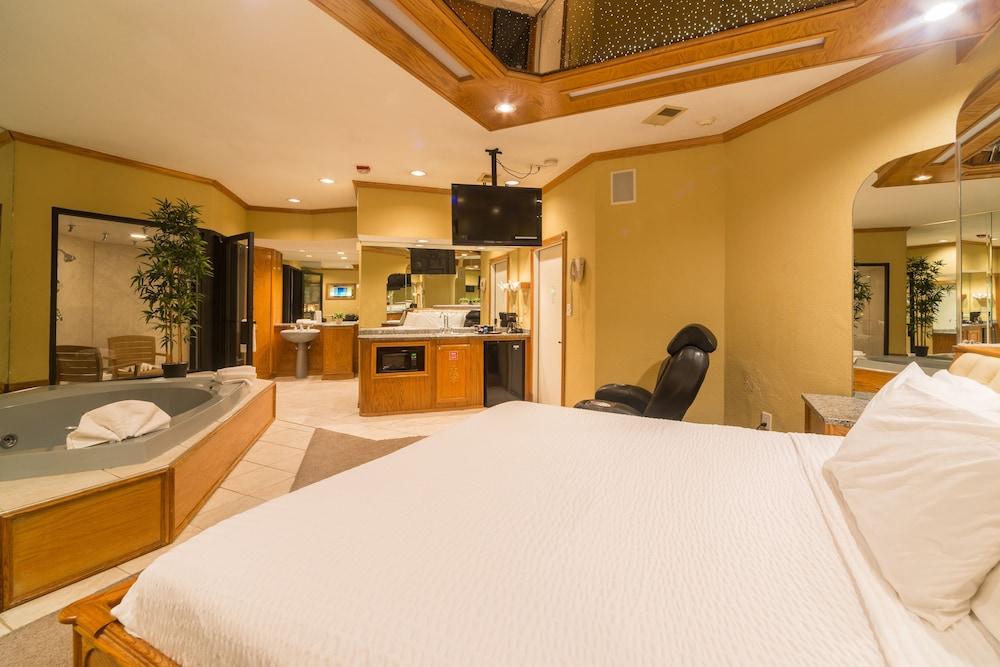 Sybaris Pool Suites Mequon photo 9