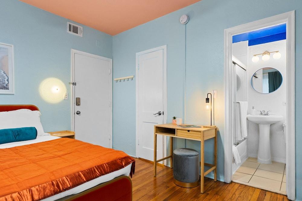 Blue Flamingo Suites photo 84