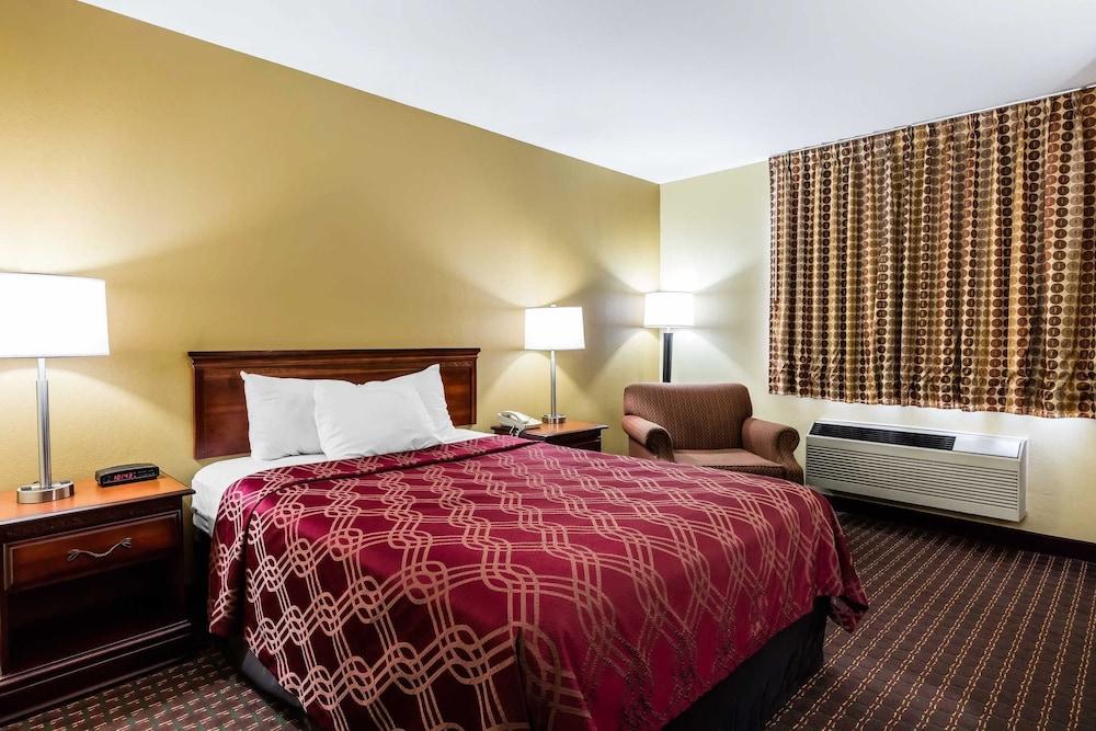 Econo Lodge Inn & Suites Dickson photo 7