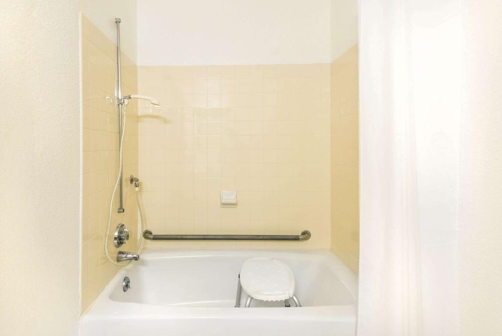 Super 8 by Wyndham Twinsburg/Cleveland Area photo 13
