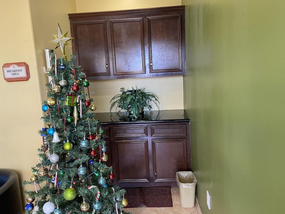 Redwood Suites photo 9