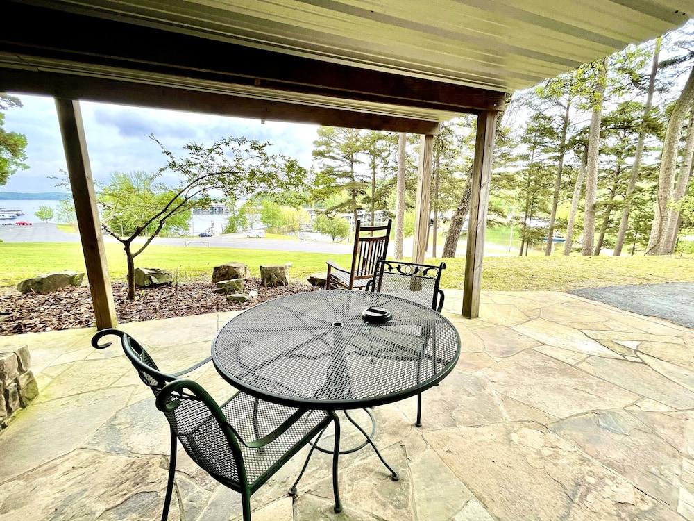 Lake View Queen Guest Room With Two Queens, Sleeper Sofa And Deck Overlooking Lake Ouachita. 1 Bedroom Hotel Room by RedAwning photo 7
