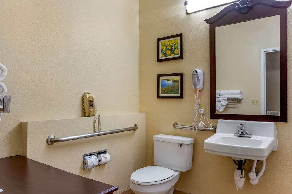 Comfort Suites Plainview photo 19