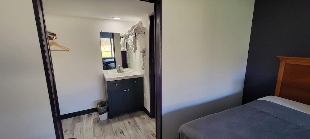 Newburgh Inn photo 9