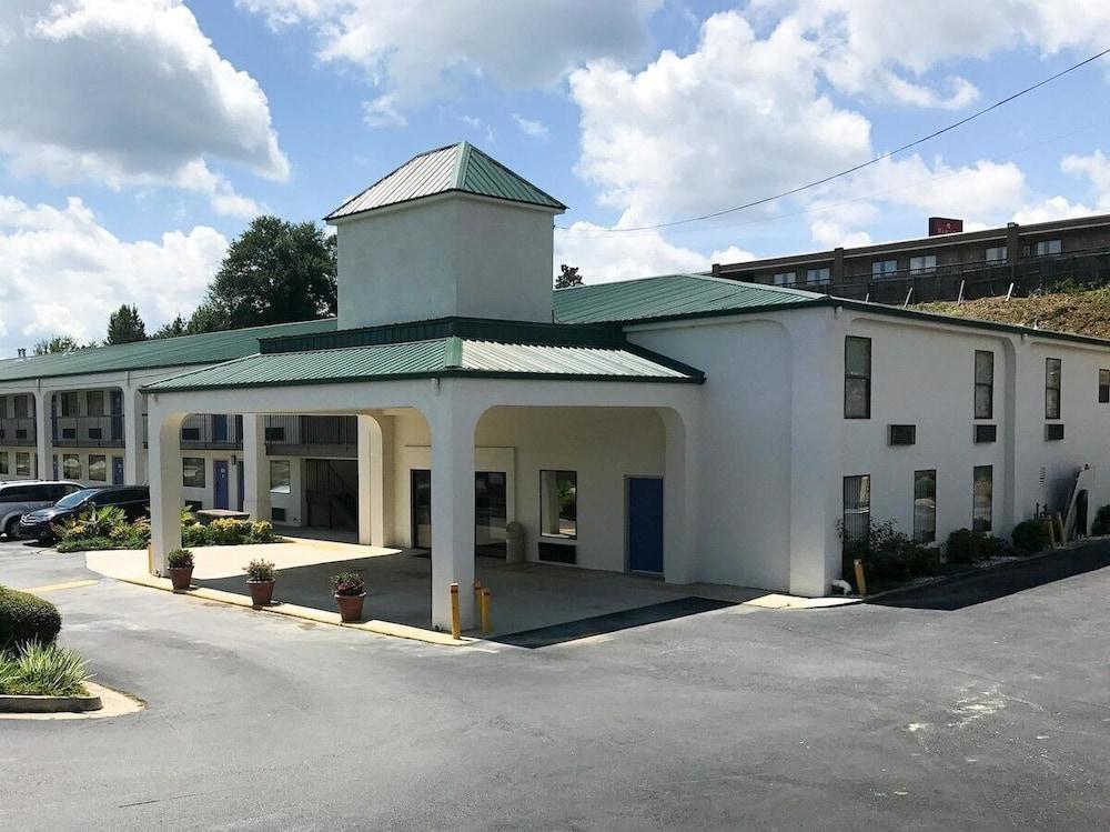 HomeTown Inn & Suites photo 1