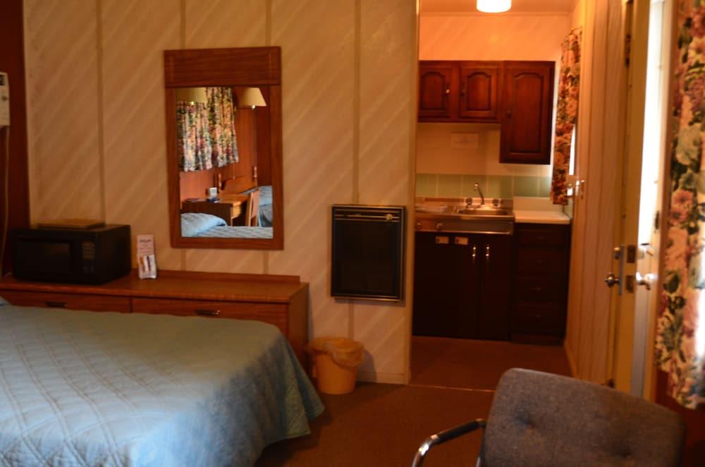 Chamber Lane Motel photo 24