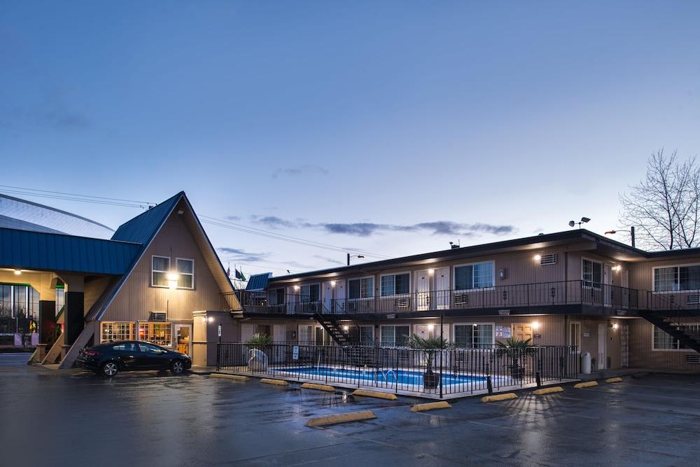 University Inn & Suites photo 38