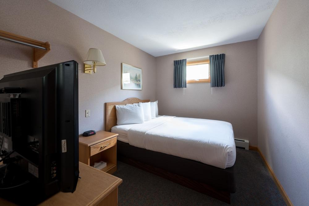Adirondack Retreat Inn & Suites photo 12
