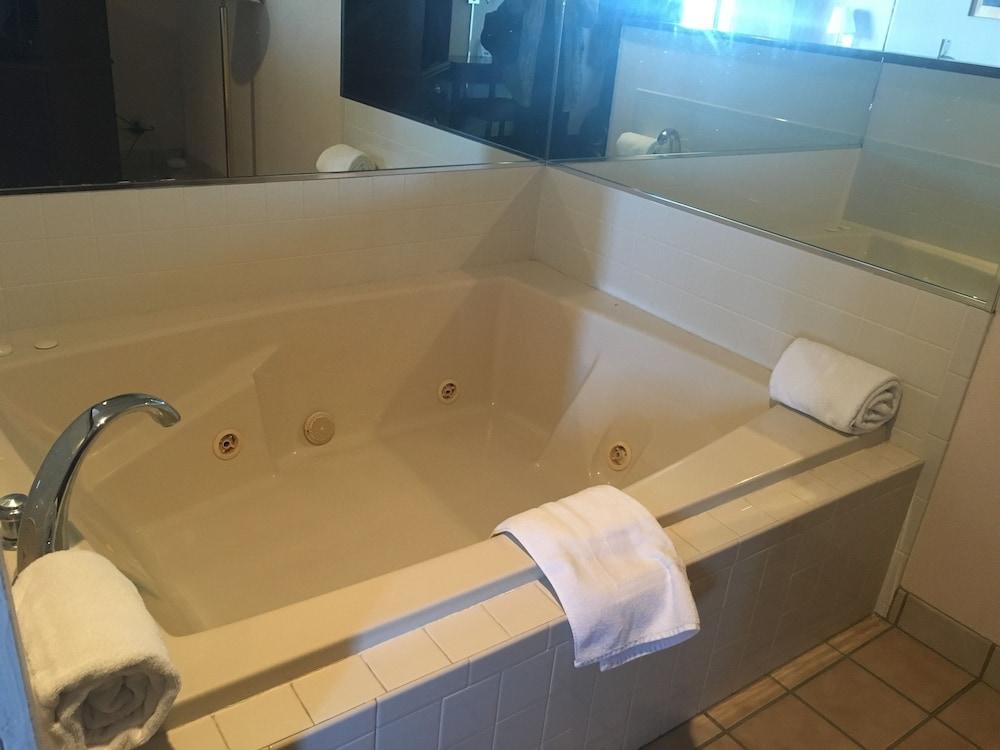 Derby Inn & Suites photo 11