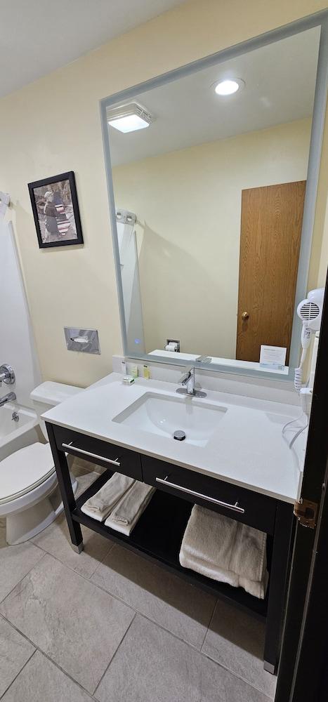 AmericInn by Wyndham Fort Atkinson photo 6