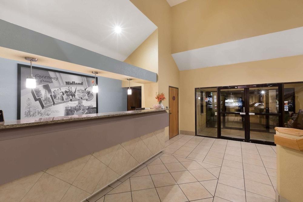 Super 8 by Wyndham Midland photo 11