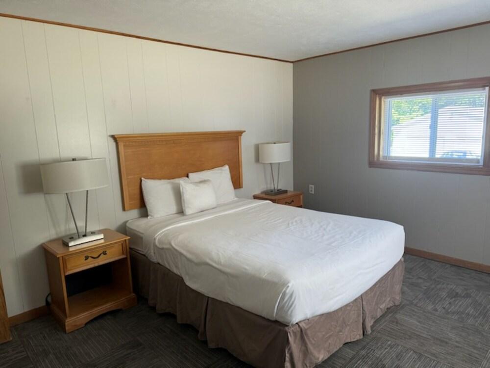 Maple Ridge Motel photo 8