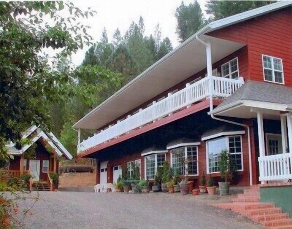 Hearthstone Elegant Lodge by the River photo 38