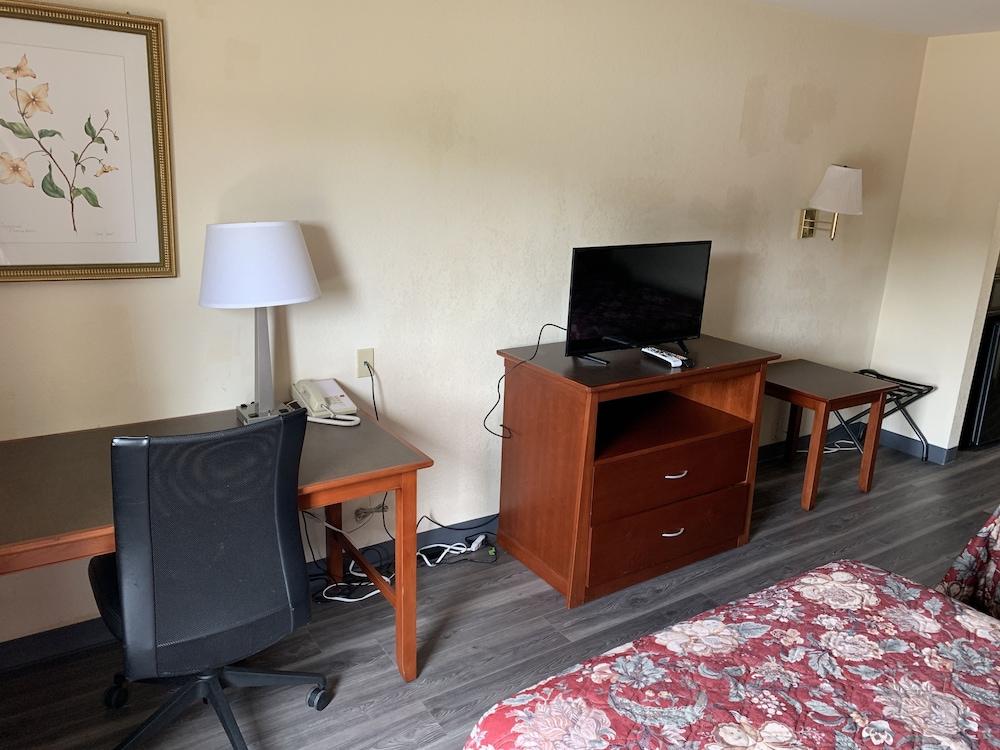 Amelia Inn & Suites photo 7