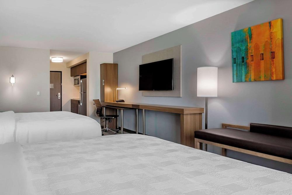 MainStay Suites Milwaukee/Franklin photo 9