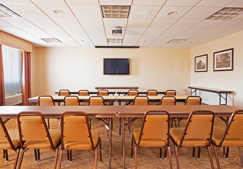 Holiday Inn Express Hotel & Suites BYRAM by IHG photo 17