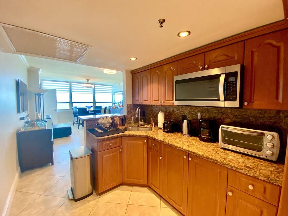 Direct ocean front condo Miami Beach photo 5