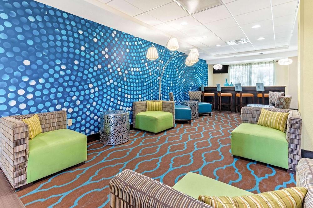 La Quinta Inn & Suites by Wyndham Tampa North I-75 photo 16