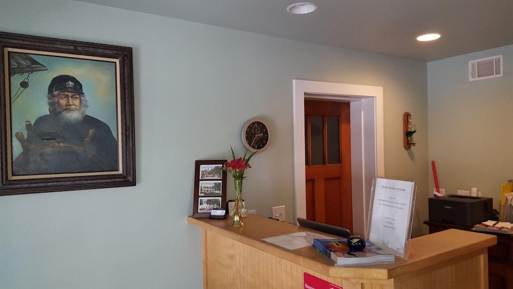 Captain's Quarters Motel photo 42