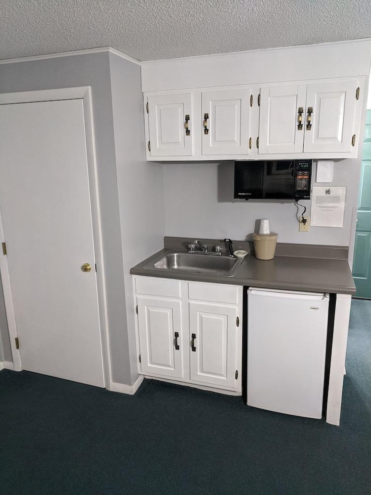 Eastern Inn & Suites photo 11