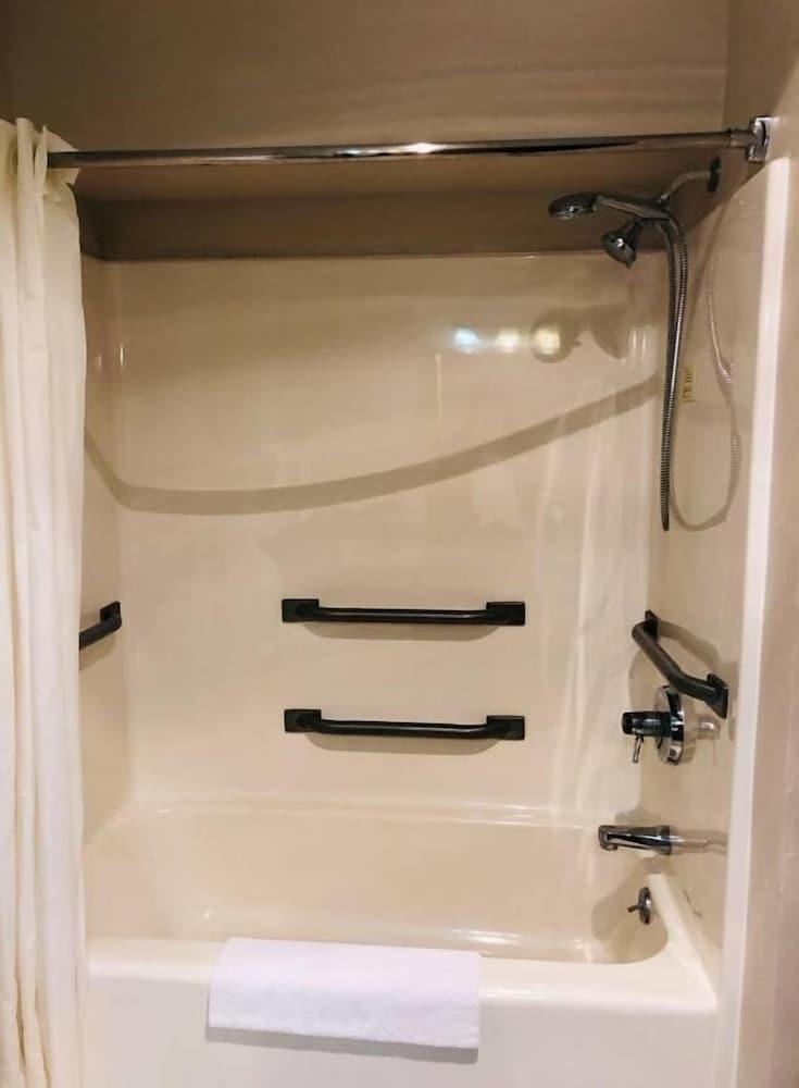 Boarders Inn & Suites by Cobblestone Hotels - Munising photo 17