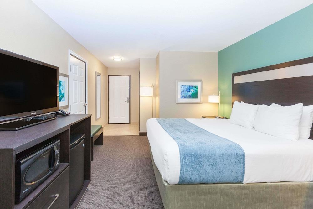 Baymont by Wyndham Midland Center photo 5
