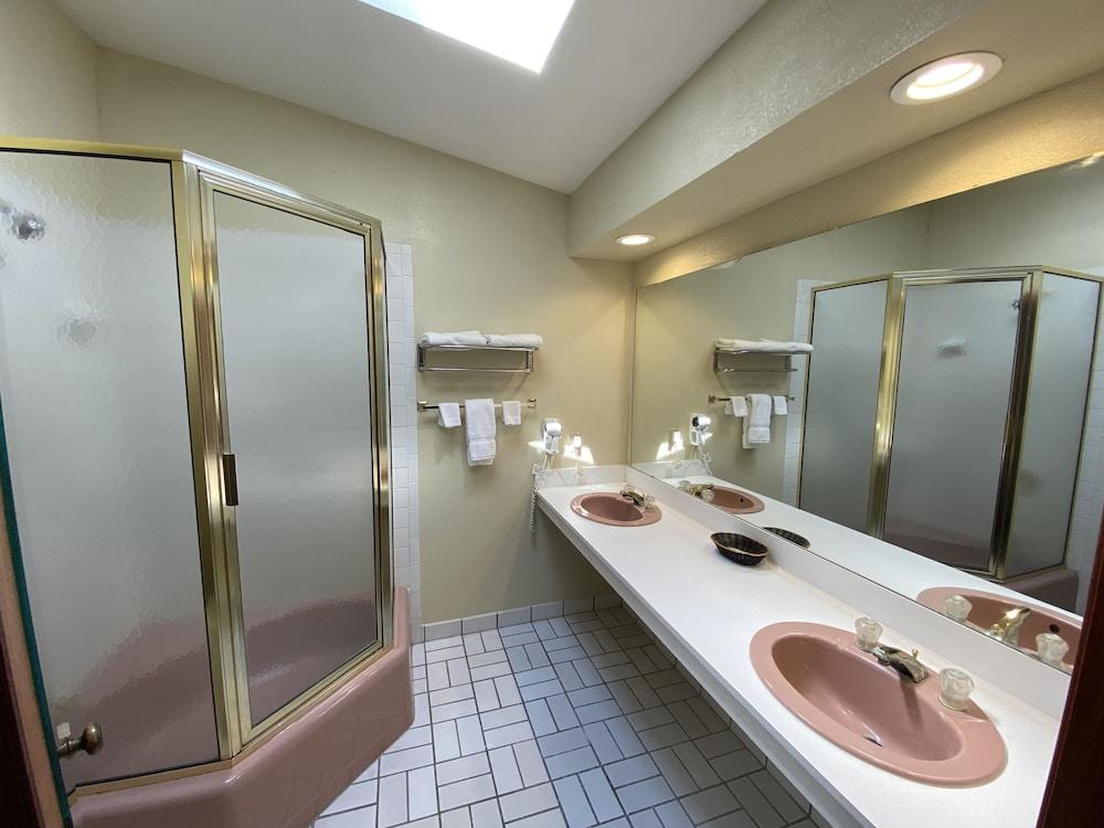 Campus Inn Motel photo 9