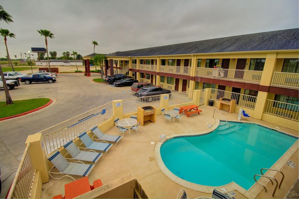 Deluxe Inn & Suites photo 32