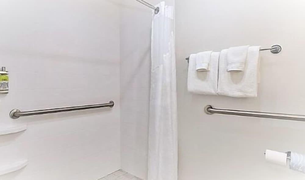 Holiday Inn Express Detroit-Warren by IHG photo 25