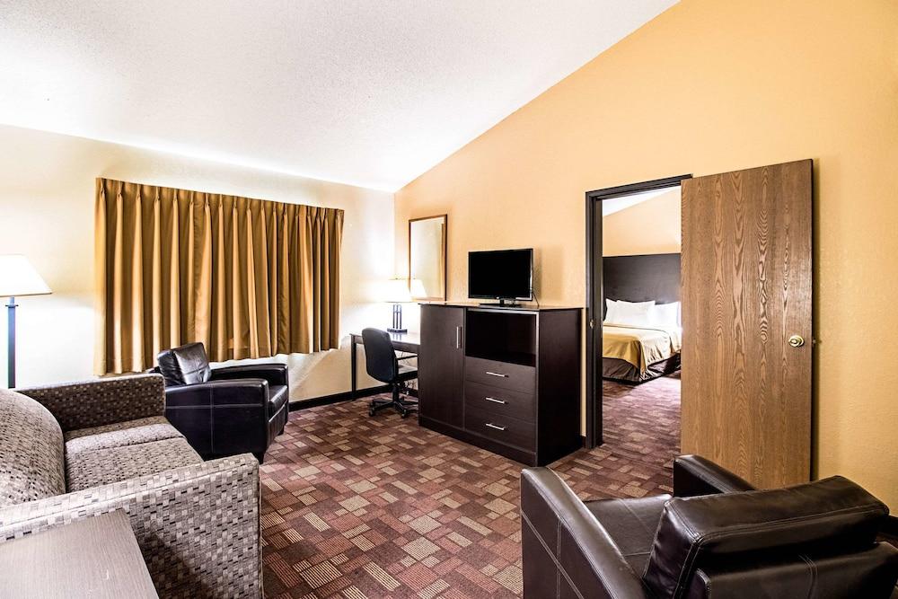 Econo Lodge Watertown photo 30