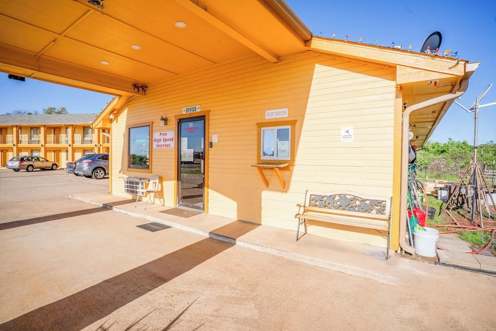 Regency Inn By OYO Rockdale TX photo 51