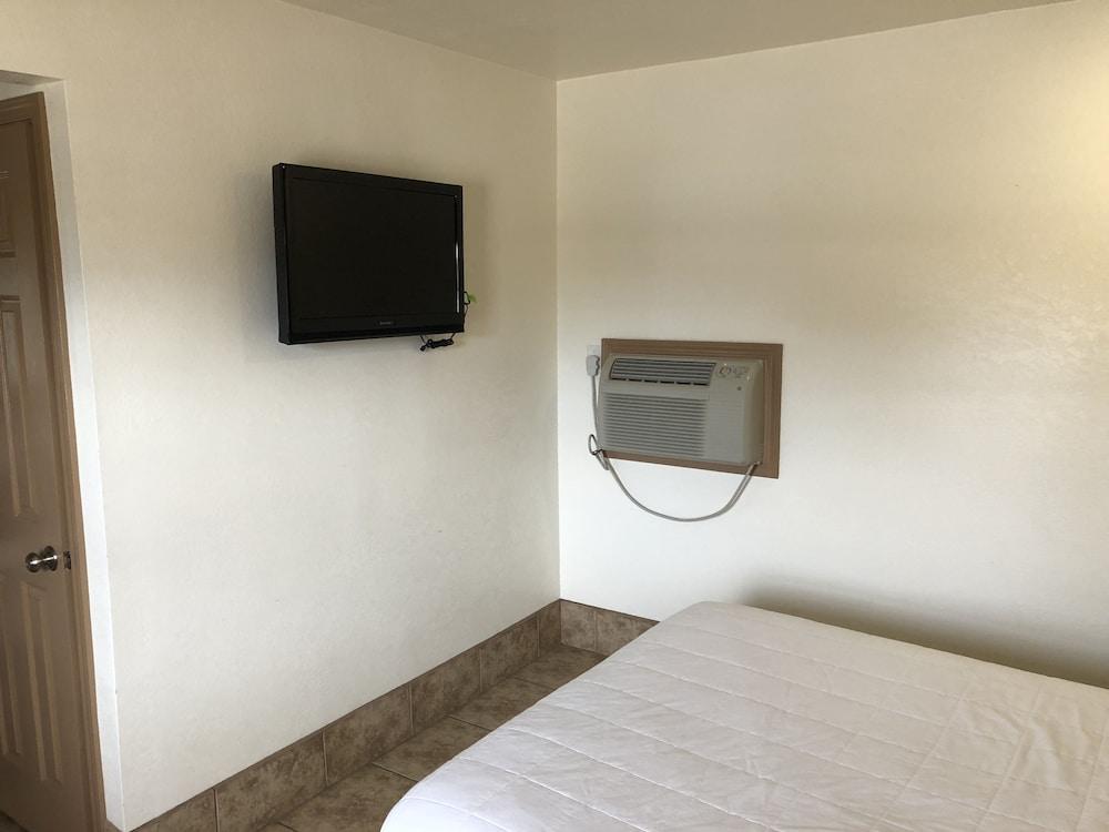 Topper Motel photo 29