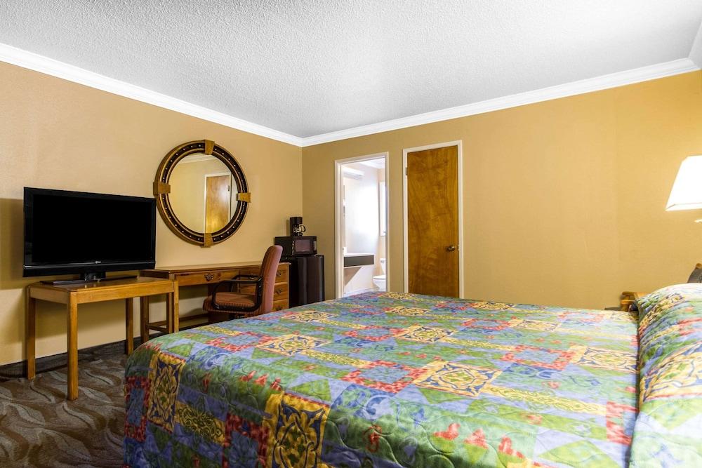 Econo Lodge photo 14