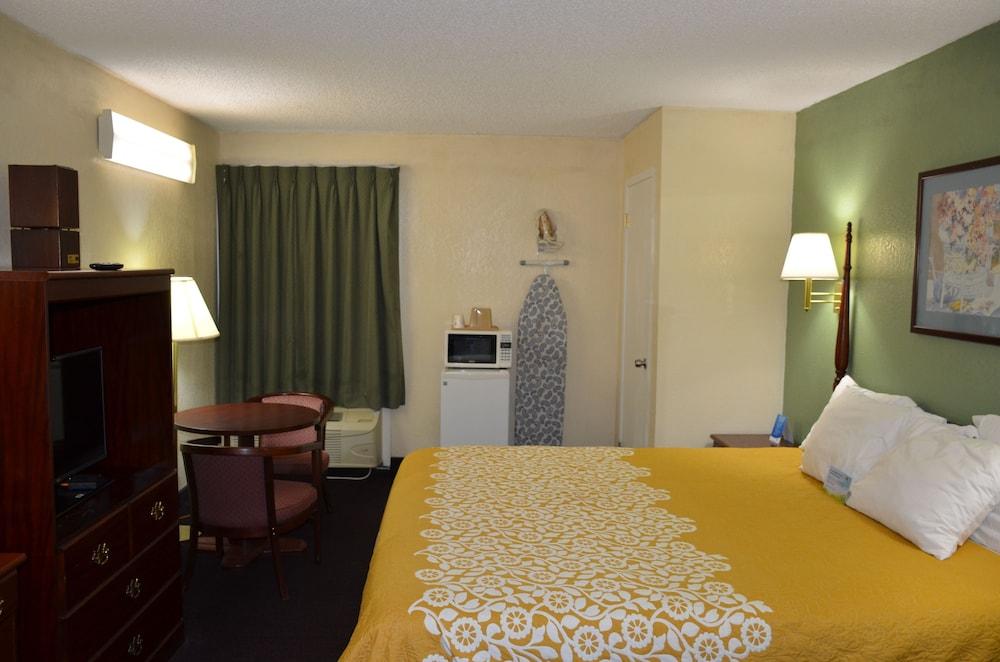 Days Inn by Wyndham Southern Hills/ORU photo 21