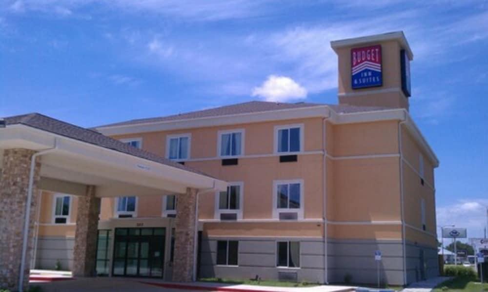 Budget Inn and Suites photo 1