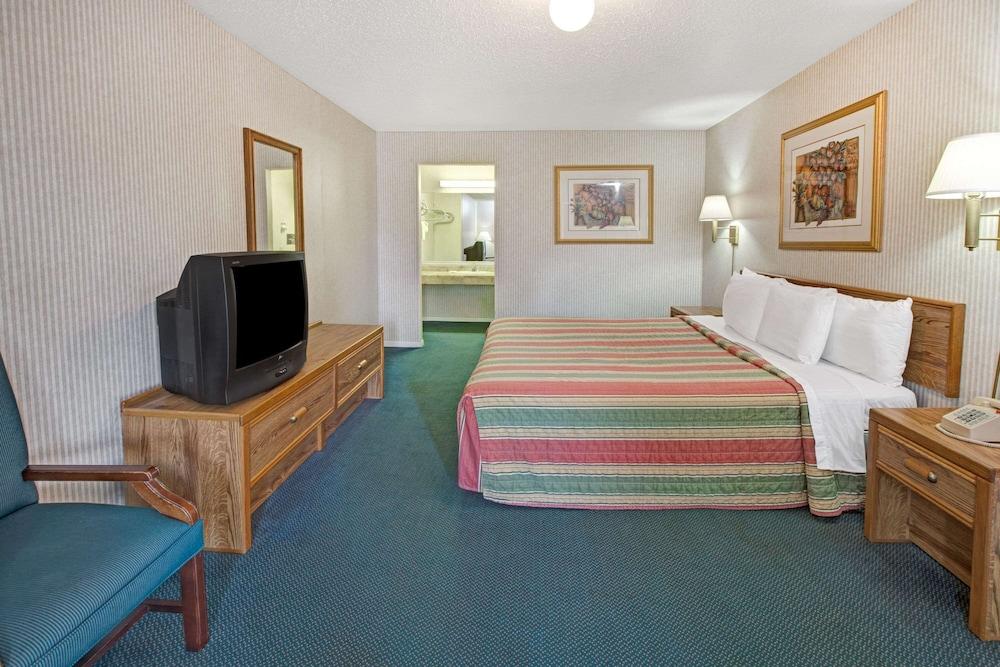 Knights Inn South Houston photo 9