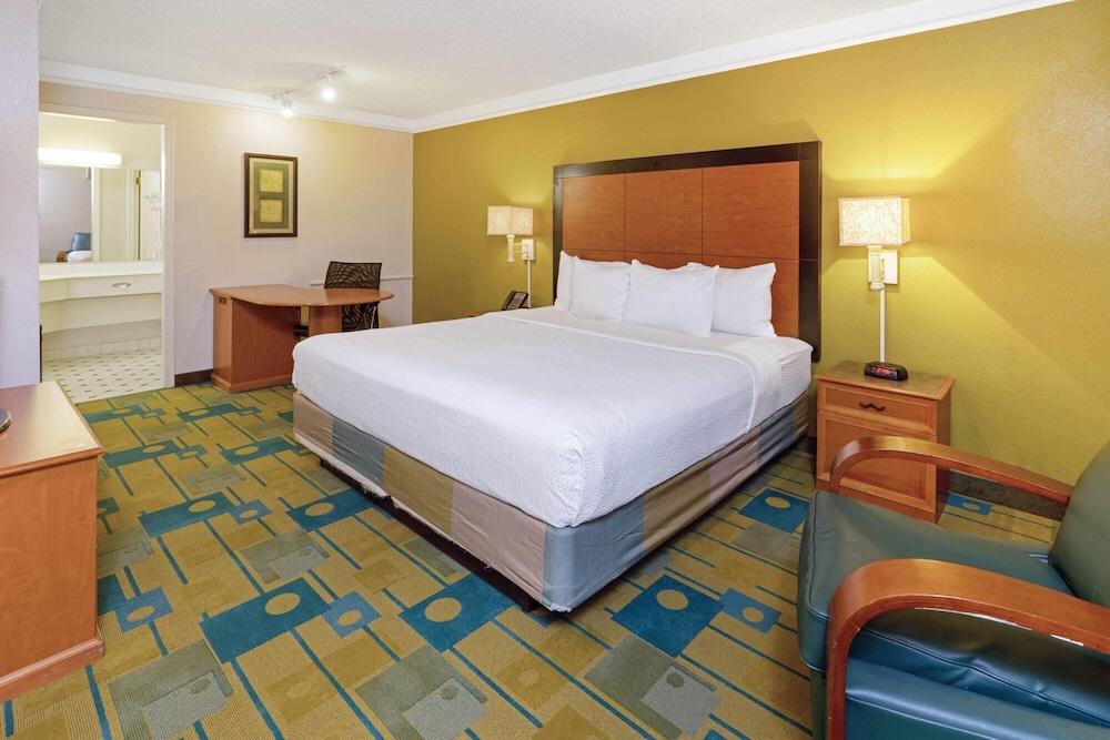 Travelodge by Wyndham Phoenix North photo 17
