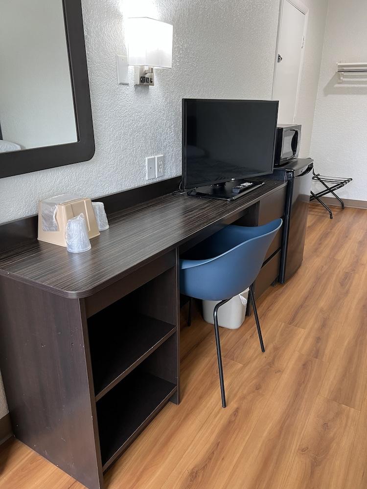 Motel 6 Longview, TX photo 8