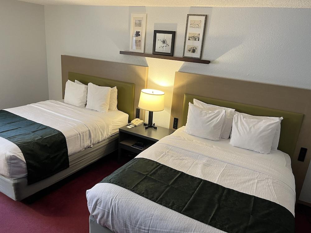 Pictured Rocks Inn & Suites photo 10