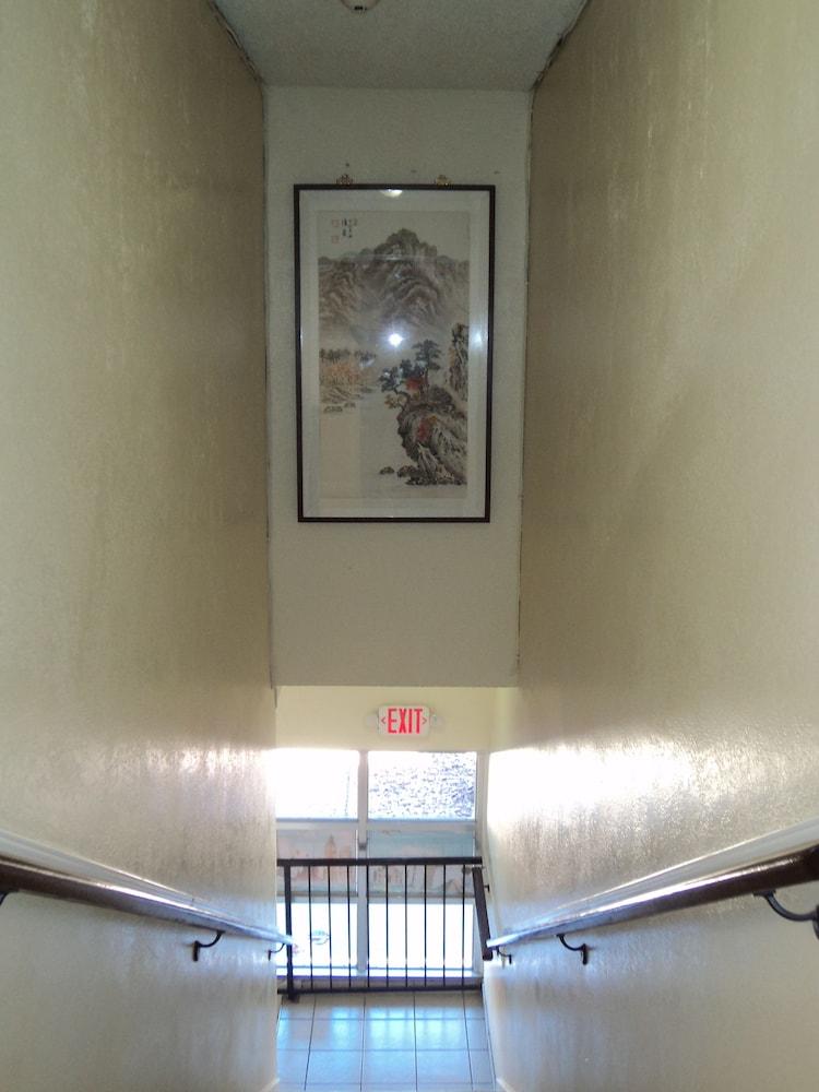 Traveler's Bed & Breakfast Hostel photo 9