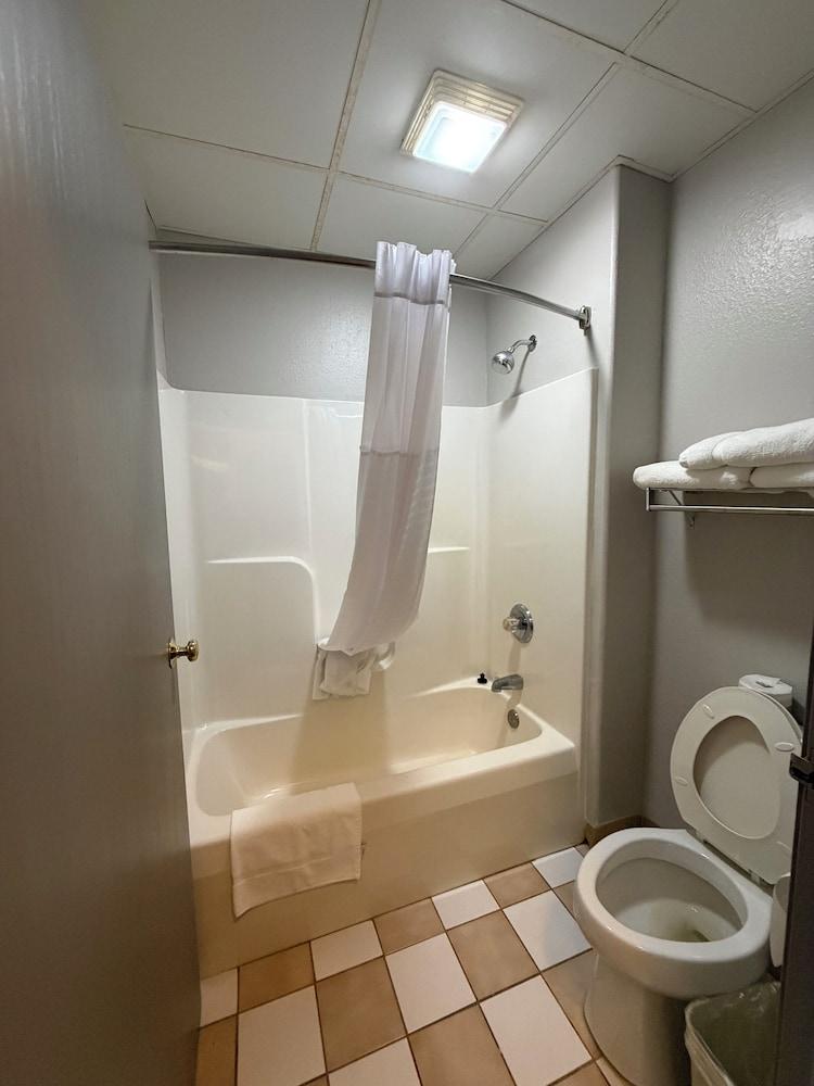 Relax Inn & Suites photo 10