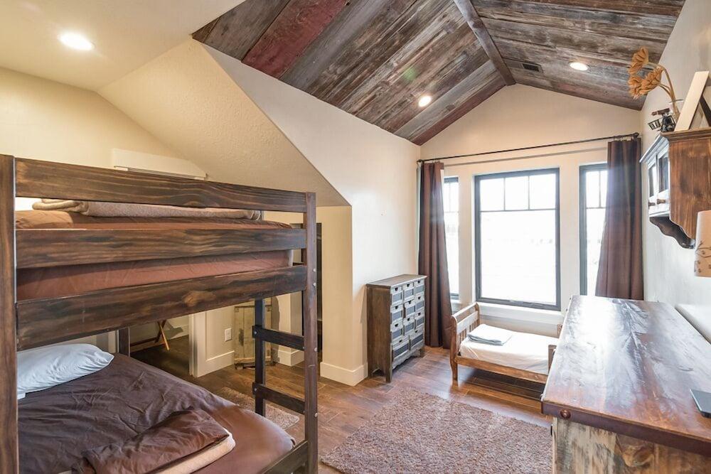 Aspenwood Manor photo 51