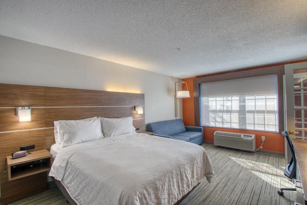 Holiday Inn Express Hotel & Suites Oshkosh by IHG photo 15