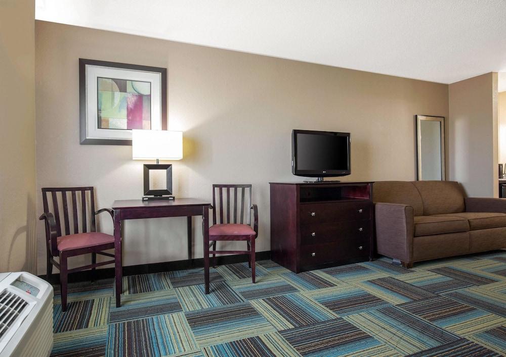 Quality Inn & Suites Arnold - St Louis photo 3