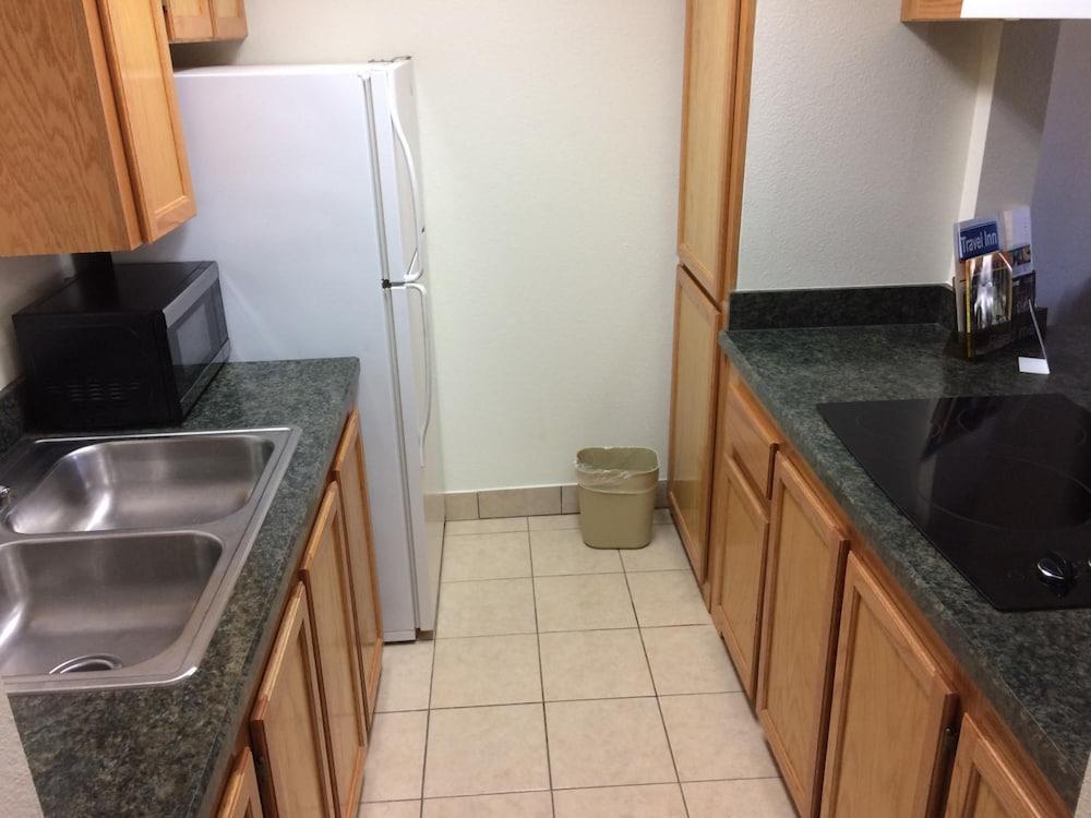 Travel Inn & Suites photo 20