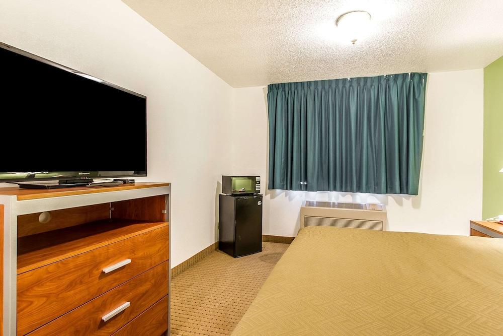Econo Lodge Inn & Suites Pekin - Peoria Area photo 21