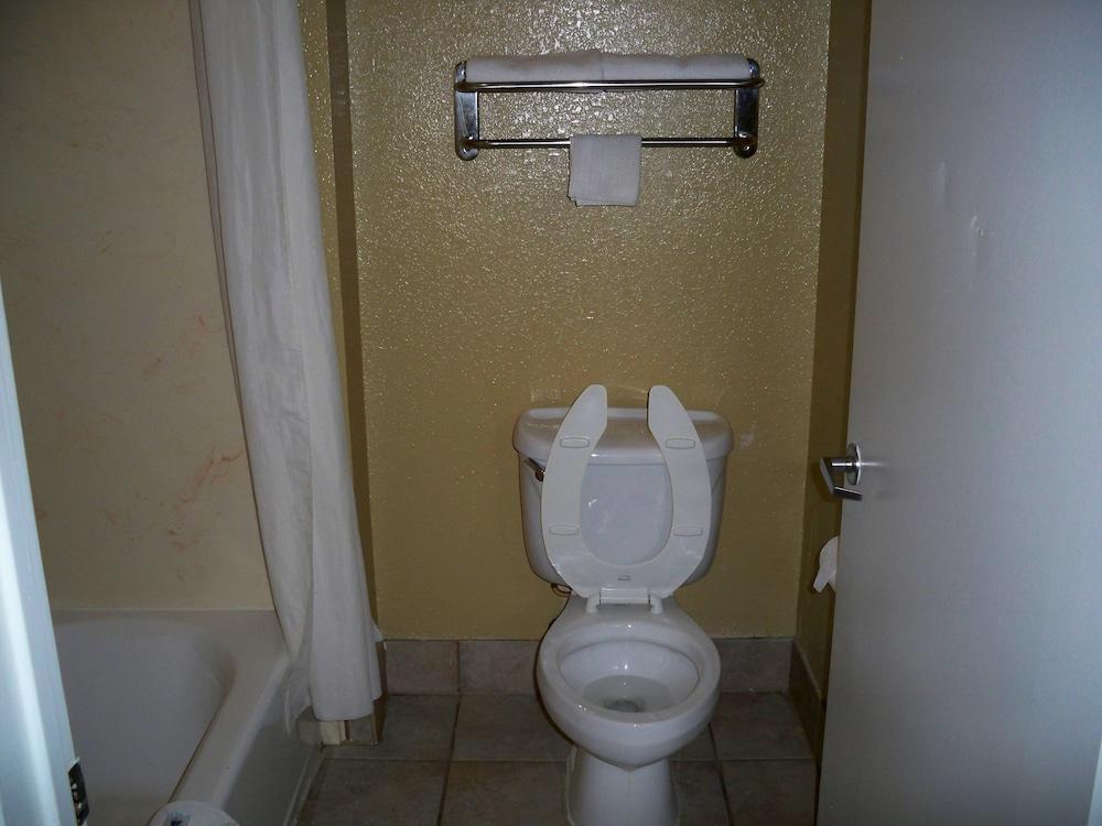 Scottish Inn & Suites photo 52
