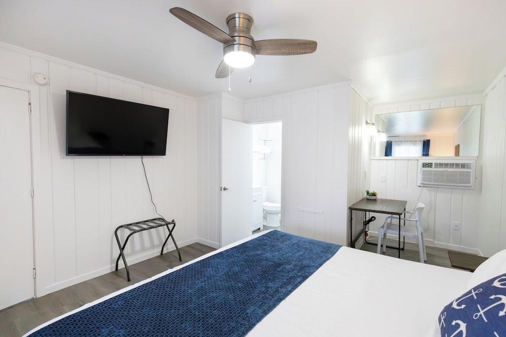 Anchor Bay Inn and Suites photo 11