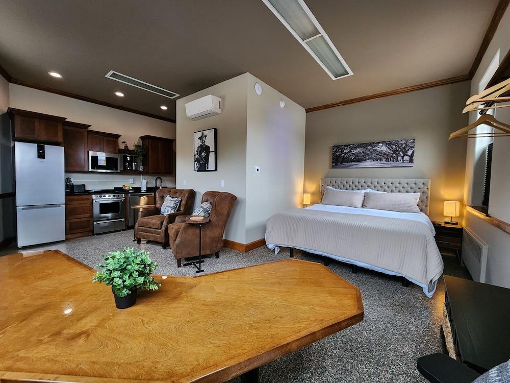 The Lodge Luxury Suites photo 13